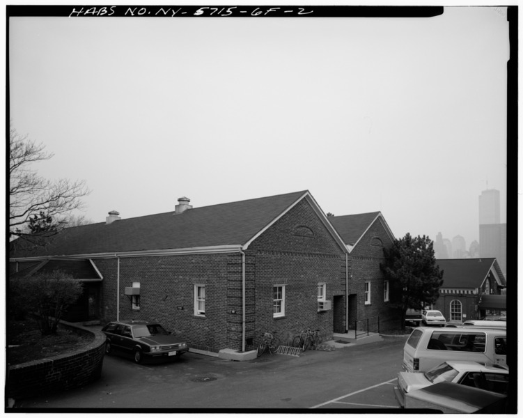 File:EAST SIDE FROM SOUTHEAST - Governors Island, New York Arsenal, Building No. 109, New York, New York County, NY HABS NY,31-GOVI,6F-2.tif