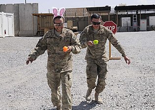 Soldats américains stationnés en Afghanistan dans une course à l'œuf (avec un set de jeu en plastique) à l'occasion de Pâques. 2013