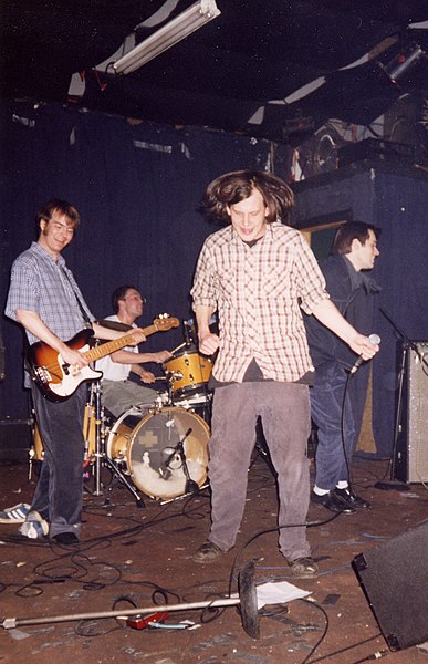 Jeff Mangum (front) and Kevin Barnes (right) performing with Elf Power in 1997