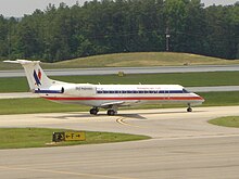 Avión de American Eagle dirigiéndose a pista para despegar del aeropuerto internacional Raleigh-Durham.