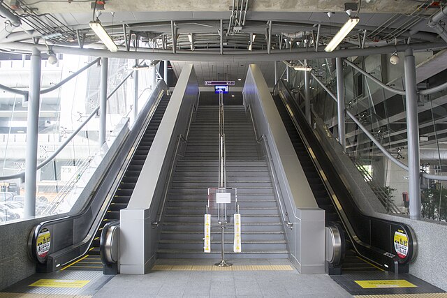 640px-Entrance_to_MRT_Tao_Poon.jpg (640×427)