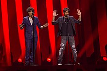 Ermal Meta a Fabrizio Moro na pódiu během Eurovize 2018.