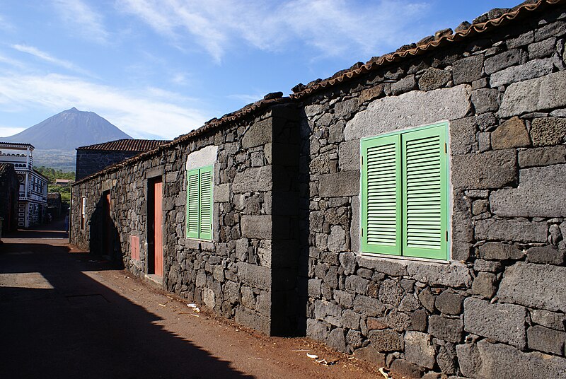 File:Exemplo de casa tradicional da Paisagem Protegida de Interesse Regional da Cultura da Vinha da Ilha do Pico, aspectos, onde se produz o vinho Lagido. Lagido de Santa Luzia, S. Roque do Pico, ilha do Pico, Açores.JPG