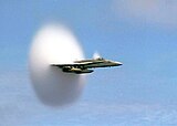 התעבות כתוצאה מסינגולריות פראנטל-גלאוארט סביב מטוס קרב F/A-18 הורנט שנע בסמוך למהירות הקול.