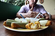 Pequeñas frituras de forma más o menos cilíndrica hechas con masa de maíz y rellenas con queso blanco, envueltas en hojas de mazorca.