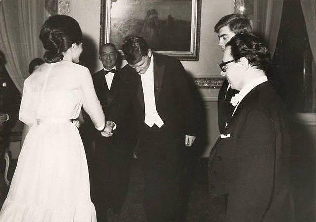 After a concert of the Kehr Trio at the Marble Palace in Tehran on 13 April 1965, Farah Diba greets (from left) Braunholz, Kirchner and Kehr.