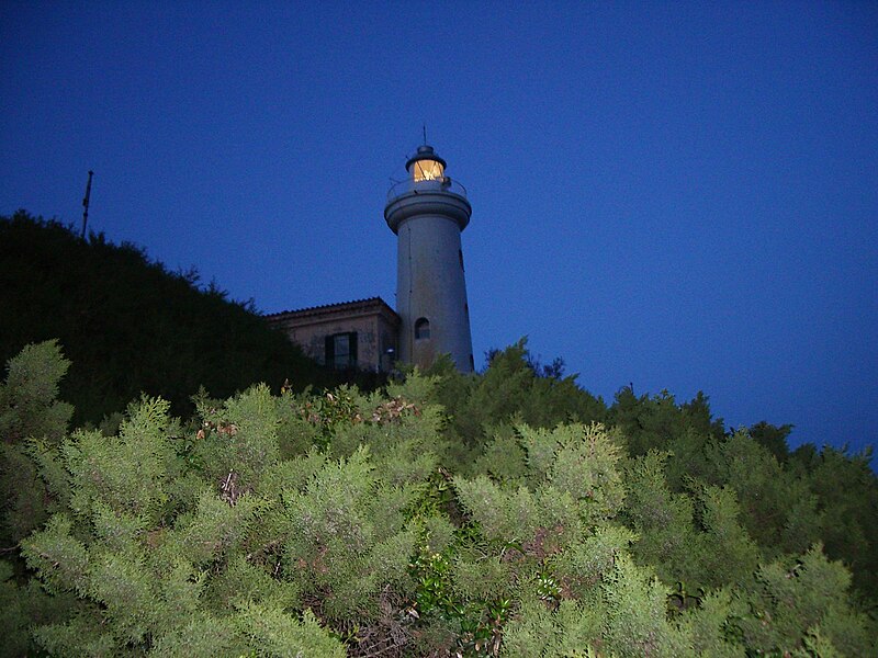 800px-Faro_capo_circeo