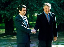 The first blockade occurred between 1995 and 1996, with Felipe Gonzalez (right) as Prime Minister and Jose Maria Aznar (left) as Leader of the Opposition Felipe Gonzalez recibe al lider del Partido Popular para tratar el traspaso de poderes.jpg