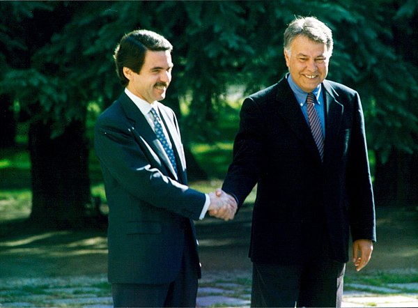 Felipe González, acting President of the Government, receives José María Aznar after the 1996 Spanish general election, prior to his appointment as Pr