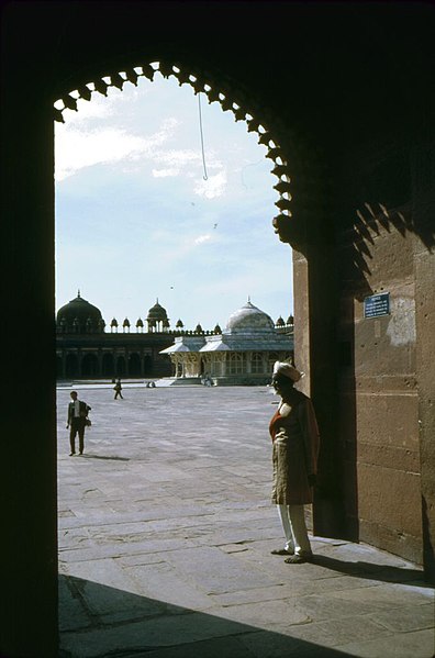 File:First Lady Jacqueline Kennedy Tours Fatehpur Sikri in India (7).jpg