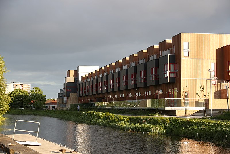 File:Flats at Maryhill Locks, Collina, Quadrant Maryhill (geograph 4571870).jpg