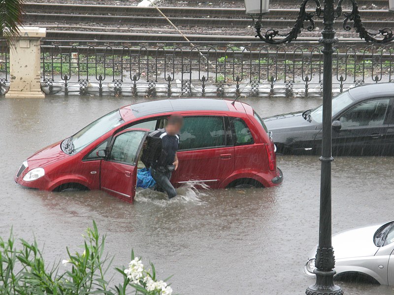 File:Flood - Via Marina, Reggio Calabria, Italy - 13 October 2010 - (34).jpg