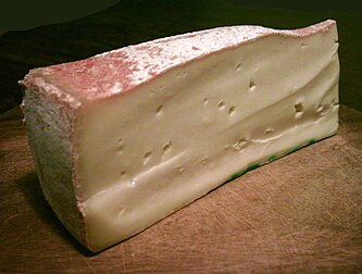 Un bocon de fontina, fromâjo tipico de la Vâl d’Aoûta. (veré dèfenicion 1 490 × 1 126*)