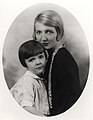 Skuespilleren Edith Luckett Davis (1888–1987) med dattera Nancy (født 1921) i 1931. Nancy ble seinere kjent som Nancy Reagan, kona til USAs president.