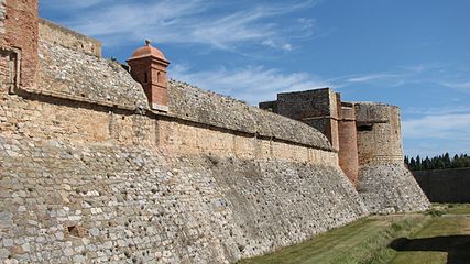 Douves, muraille extérieure, glacis