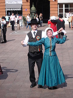 image de danseurs en costumes traditionnels place Saint Georges