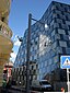 Freiburger Universitätsbibliothek an der Belfortstraße mit unvollständiger Fassade. Lose Teile werden neu befestigt.