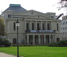Barevná fotografie s pohledem na náměstí v centru města Görlitz s klasicistní budovou divadla