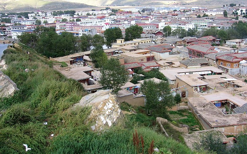 File:Ganzi-afueras-d08.jpg