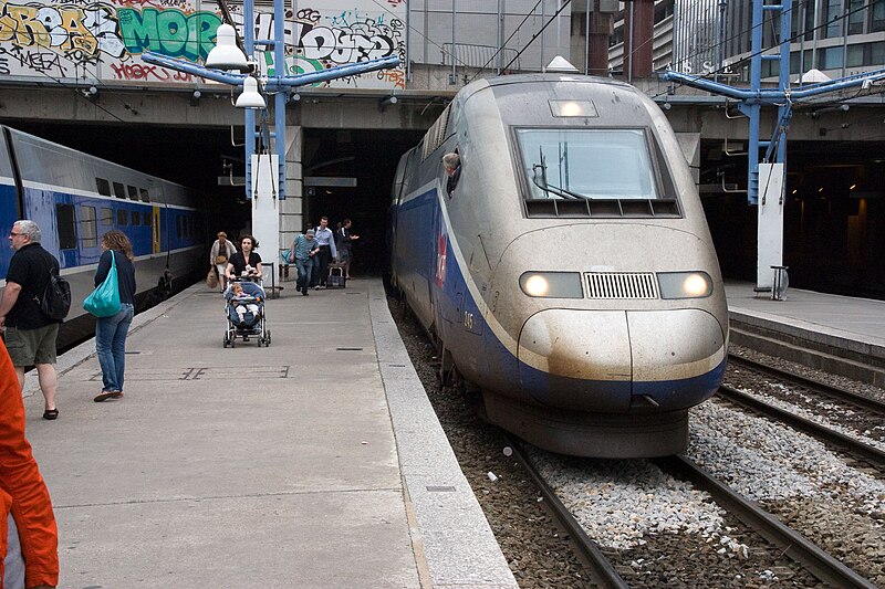 File:Gare-Montparnasse CRW 1593.jpg