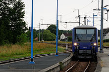 Der Triebwagen X 74501 kommt am Bahnhof an.