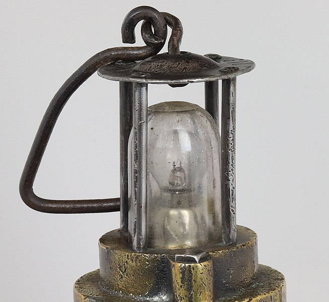 File:Glass part of potlamp.jpg