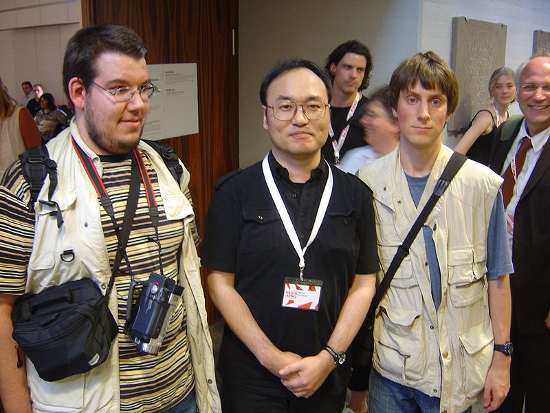 File:Gosho Aoyama with two fans.jpg