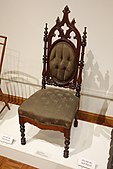Scaun neogotic; 1845-1865; lemn de nuc tapițat; Muzeul de Artă din Huntington (Huntington, Virginia de Vest, SUA)