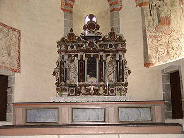 Altaruppsats i sandsten från 1643.