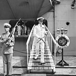 Viceamiral Sir Guy Russell, Commander in Chief Far East Station, lämnar sitt flaggskepp HMS Glory i Kure, Japan, september 1951.