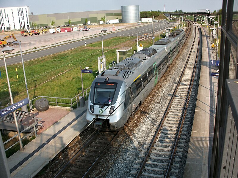 File:Haltepunkt Schkeuditz West mit S-Bahn Mitteldeutschland (2).jpg