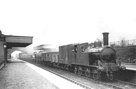 La 3715 du LNWR remorquant un train de fret venant du triage de Bescot.