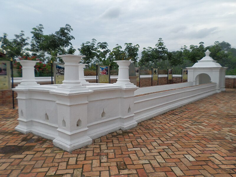 File:Hang Tuah Mausoleum.jpg