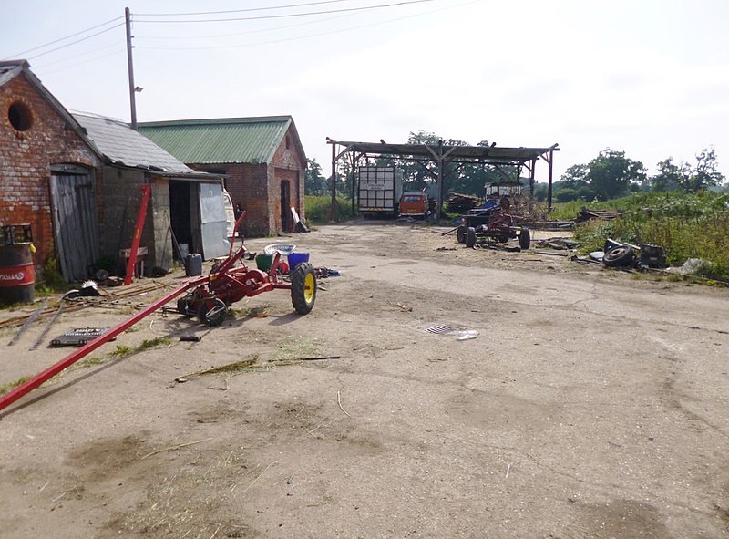 File:Harbridge Farm, farmyard - geograph.org.uk - 3552185.jpg