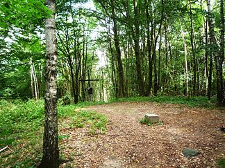 Gipfel Helpter Berg: Höchste Erhebung der Helpter Berge mit Trigonometrischem Punkt und Bergkreuz