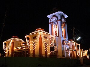 Perpustakkan awam dan menara jam Himatnagar malam perayaan Swarnim Gujarat.