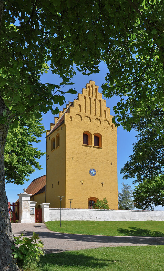 Kirche von Holtug (im Juni 2013)