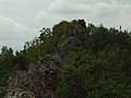 Čeština: Hudlická skála tvořící dominantu obce Hudlice v okrese Beroun nápověda English: Hudlická skála rock formations in the village of Hudlice in Central Bohemian Region, CZ help