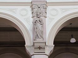 Statue d'apôtre dans la nef: St-André (XIXe)
