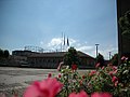 Vista piazzale con bandiere