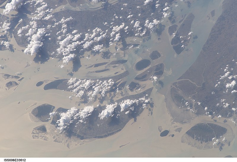 File:ISS006-E-33612 - View of Bangladesh.jpg