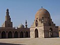 La salle d'ablutions est située au centre de la cour de la mosquée.