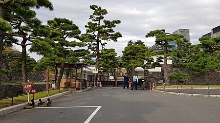 Tập_tin:Imperial_palace_one_of_entrances.jpg