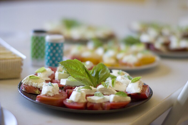 File:Insalata Caprese Shallow Focus.jpg