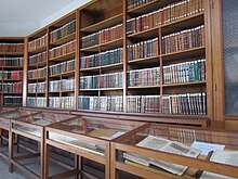 Kast met boeken op de planken