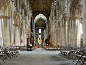 La nave central de la catedral de Peterborough tiene tres pisos que soportan un raro techo de madera que conserva su decoración original.