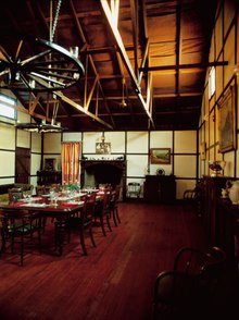 Gunnawarra Homestead, North Queensland, 1986.tif'deki yemek odasının iç görünümü