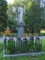 Polski: Odrowąż, rynek, figura Matki Boskiej z 1850 r. vis-a-vis dzwonnicy i kościoła English: the figure of the Virgin Mary in Odrowąż, from the 1850 year, neer of the church