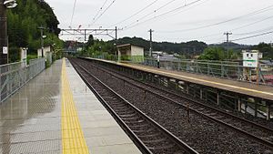 JREast-Tohoku-main-line-Atago-istasyon-platformu-20140812.jpg