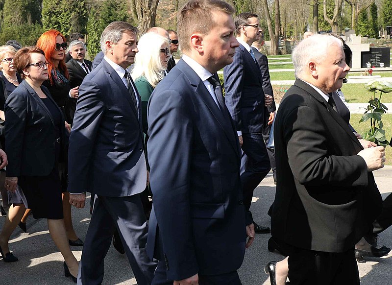 File:Jarosław Kaczyński z delegacją kwiaty i wieńce dla Ofiar tragedii smoleńskiej.jpg